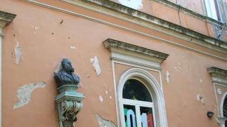 Un tratto della facciata della scuola elementare Martini