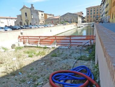 Il cantiere deserto sul viale Caprera: i lavori per riaprire la seconda parte del fosso si sono praticamente fermati
