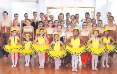 Il gruppo delle allieve della scuola di danza 