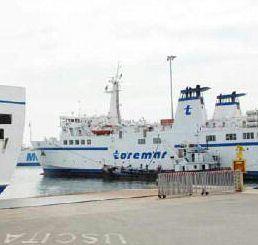 Una nave Toremar in porto 