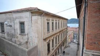 L’edificio di Salita Napoleone che ospita gli studenti del liceo Foresi