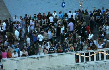 Folla sui Lungarni e sui ponti, e momenti di relax sulle spallette dellArno    