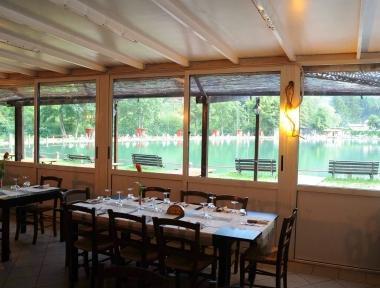Dalla sala del ristorante pizzeria si ammira il lago 