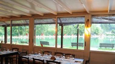 Dalla sala del ristorante pizzeria si ammira il lago