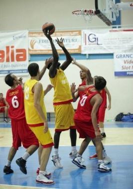 Cestisti in azione 