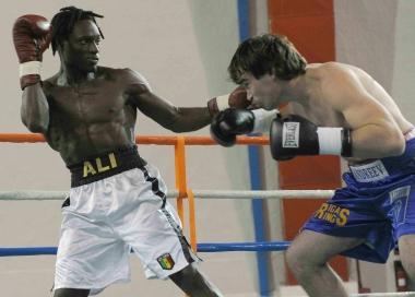 Al&igrave; Ndiaye Sul ring durante uno dei suoi recenti combattimenti Il pugile nato in Senegal ma cittadino di Pontedera garegger&agrave; per il titolo mondiale il 15 luglio in Germania 