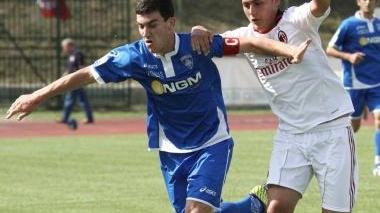 Il capitano azzurro Tempesti contrastato da un avversario L’attaccante è stato protagonista della partita: ha subito un netto fallo da rigore che l’arbitro però non ha accordato