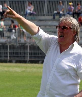 A destra lallenatore della Massese Filippi; a sinistra i tifosi bianconeri           