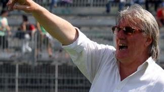 A destra l’allenatore della Massese Filippi; a sinistra i tifosi bianconeri