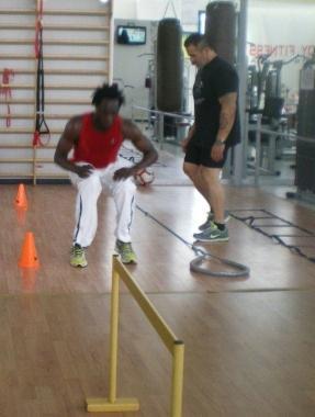 Al&igrave; in palestra alla New Body Fitness di Cascina si allena sotto gli occhi del preparatore atletico Alessandro Filippi 