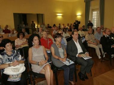 Tognatti baciato dalle miss. Sopra il pubblico ieri alla presentazione  