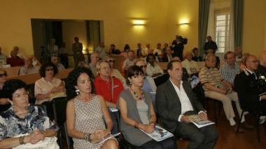 Tognatti baciato dalle miss. Sopra il pubblico ieri alla presentazione