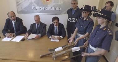 <b>ARMI E BASTONI.</b> La conferenza stampa in Questura a Pisa per larresto dei quattro marocchini: gli agenti mostrano le armi sequestrate 