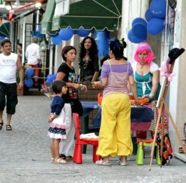 Palloncini blu e animazione per bambini lungo la via Aurelia a Rosignano Solvay 