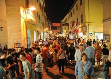 <b>SHOPPING E NOTTE BIANCA.</b> Nelle vie del centro cittadino 