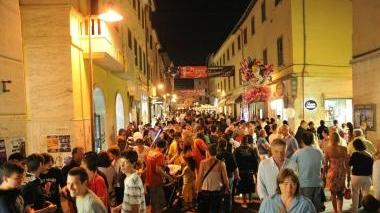 <b>SHOPPING E NOTTE BIANCA.</b> Nelle vie del centro cittadino