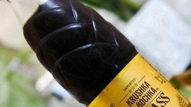 A destra Vittoria Apuana a sinistra una bottiglia di Kvas, distillato tipico russo a base di grano e segale