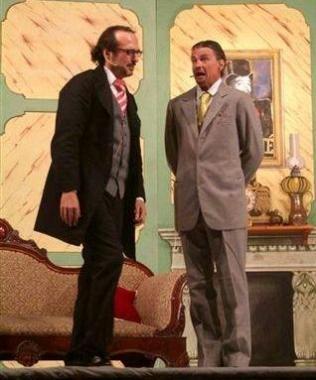 Due attori della compagnia I Tappezzieri durante una scena de Le Dindon