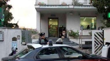 Una pattuglia dei carabinieri: i militari hanno sorpreso due rumeni a rubare al Carrefour