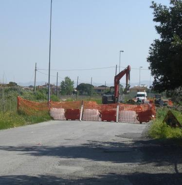 Via Fucini interrotta dalla Bretella e (accanto) il primo cittadino di Santa Croce Osvaldo Ciaponi 
