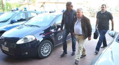 A sinistra Orazio Ferrari mentre viene condotto in questura dopo larresto 