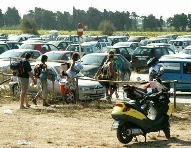 A destra il parcheggio alle Spiagge bianche Sotto un parchimetro 