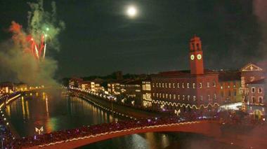 Luminaria tricolore sui Lungarniper festeggiare i 150 anni d'Italia