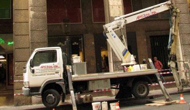 Lastre di pietre cadono sulle auto in via Grande