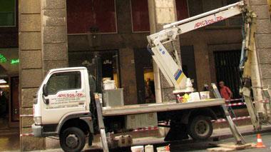 Lastre di pietre cadono sulle auto in via Grande