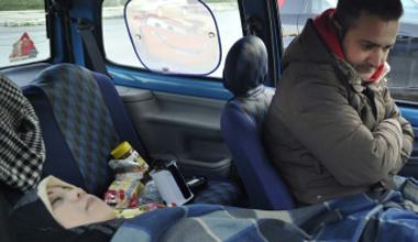 Coppia vive in auto per 15 giorni, donna incinta perde il bimbo