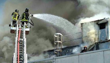 Un incendio devasta l'ex area industriale Radicifil - le foto