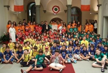 Foto di gruppo in prefettura con i bambini degli oratori 
