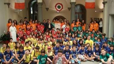 Foto di gruppo in prefettura con i bambini degli oratori