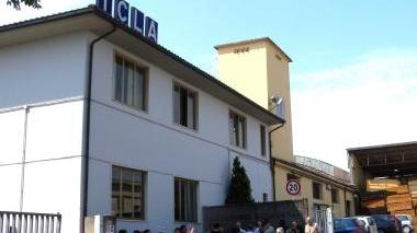 Operai della Icla davanti all’azienda a Ponte a Egola
