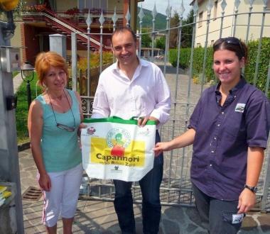 Il vice sindaco regala una sporta 