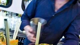 Alcolici in vendita al bancone di un bar