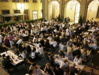 La cena in piazza del Comune con 400 invitati 