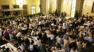 La cena in piazza del Comune con 400 invitati