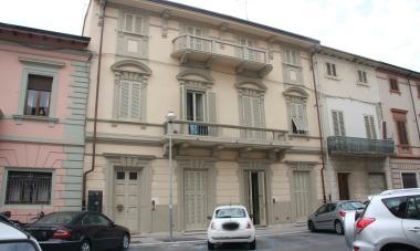 Sopra Orazio Ferrari, patron della Pistoiese a sinistra il palazzo ristrutturato in via Gioia 