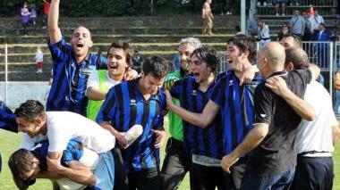 I nerazzurri festeggiano la vittoria nei playoff, successo forse inutile