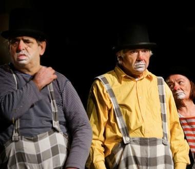 Con cavalli e carrozze nel cuore della città sfila il teatro diverso