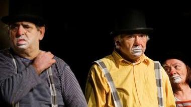 Con cavalli e carrozze nel cuore della città sfila il teatro diverso