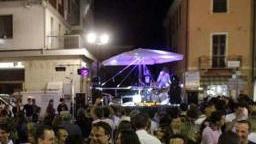 Le vie aullesi durante una Notte Bianca e a sinistra i personaggi della Melevisione
