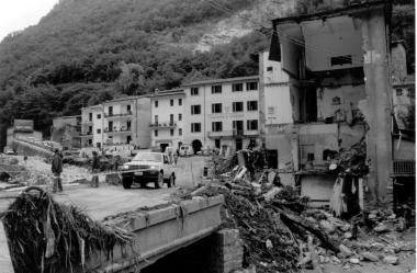 <b>TRAGEDIA.</b> Sopra, Cardoso distrutta. Sotto, il monumento per le vittime 