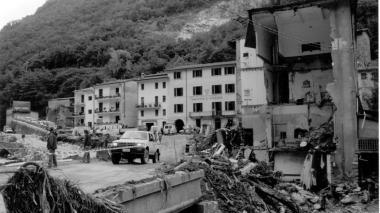 <b>TRAGEDIA.</b> Sopra, Cardoso distrutta. Sotto, il monumento per le vittime