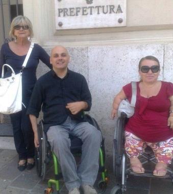 <b>LA PROTESTA </b>Massimiliano Frascino e Lorella Ronconi ieri mattina sotto la prefettura       