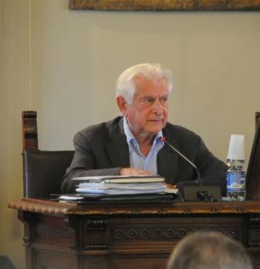 A sinistra il sindaco Favilla in consiglio comunale; sopra allo stadio con Valentini; sotto il pubblico alla seduta nell’emiciclo di Palazzo Santini