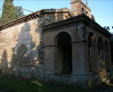 Una veduta della chiesa sconsacrata di Buriano   
