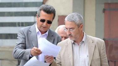 A sinistra, Silvano Ferrini (nella foto a sinistra) con il suo avvocato sopra Ugo Baldi (nella foto a sinistra) con l’avvocato Niccolai ieri mattina in piazza del Duomo, a destra Orazio Ferrari (al centro della foto) all’uscita del palazzo del tribunale con i suoi legali