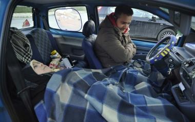 <b>ACCAMPATI IN AUTO </b>Mohamed e Danya nella Renault Twingo trasformata in una casa  